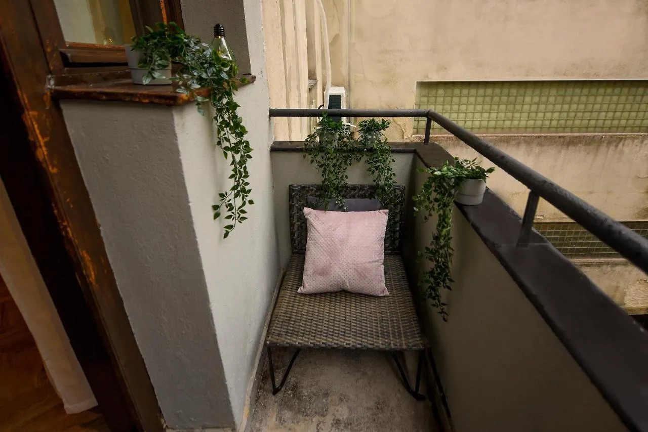Magheru Central Studios - Feel The City Pulse Bucharest Apartment
